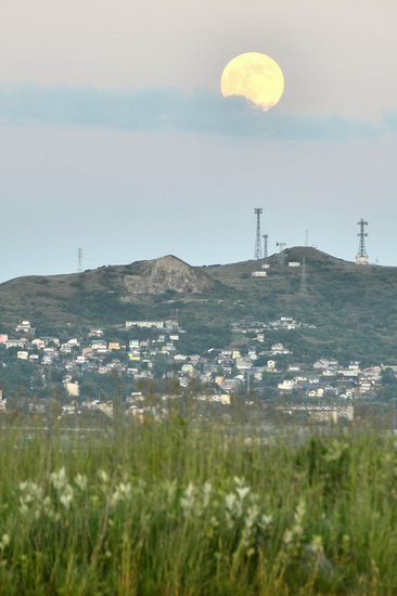石山とスーパームーン