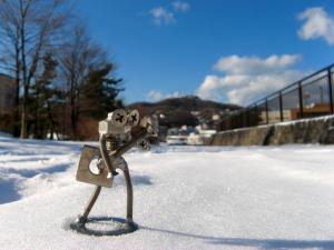 雪の上でギターを奏でるボルタ