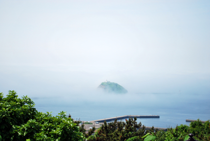 雲の中に浮かぶ大黒島